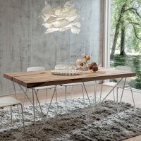 Table Alastor avec pieds tréteaux en métal verni blanc et plateau en bois essence chêne antique