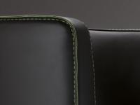 Détail de la couture brute, disponible sur les fauteuils revêtus de cuir Charme