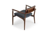 Fauteuil Victoria revêtu de cuir, avec un cadre en chêne Light Brown. Différentes couleurs de bois sont disponibles, allant du chêne naturel au noir