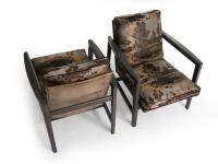 Fauteuil bas Halley en bois massif Grey Oak, coque en cuir Ghost et assise en tissu