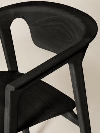 Dossier de chaise courbé afin d'offrir un meilleur confort d'assise. Finition en bois de frêne noir