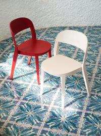 Chaises Minima en frêne dans les coloris Cherry et White qui laisse apparaître la finesse des veines du bois