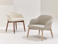 Chaise avec accoudoirs moderne recouverte de tissu Sophos combinée à un fauteuil de la même collection