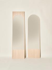 Miroir à poser en bois Domu dans les deux variantes disponibles, finition frêne teinté naturel