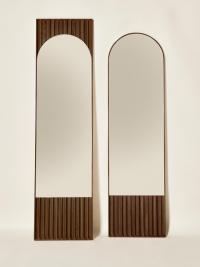 Miroir à poser en bois Domu dans les deux variantes disponibles, finition frêne teinté brun