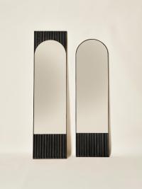 Miroir à poser en bois Domu dans les deux variantes disponibles, finition frêne teinté noir