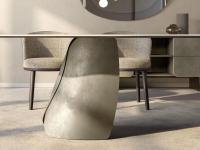 Table en céramique et métal Akeyo, dont le piètement est composé de deux éléments ayant une forme plié distinctive