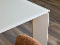 Table Main avec plateau rectangulaire en verre brillant ou mat dépoli anti-empreintes