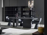 Espace de vie raffiné, dominé par la table Padiglioni associée aux chaises Youpi - combinaison d'un design moderne fort et d'une excellente facture