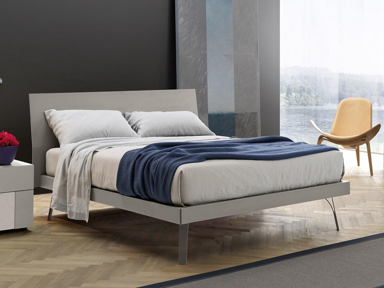 Letto Folio legno con piedini in metallo sagomato