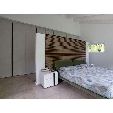 Progetto camera con letto centro stanza, parete divisoria e armadiatura lineare