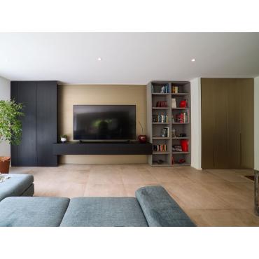 Progetto parete soggiorno con mobile TV attrezzato su misura e armadio ingresso.