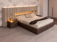 Letto sommier elegante con boiserie imbottita Lounge outlet, con testiera h. 130 cm, accessoriata con vano a giorno, luci LED e prese USB