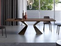 Tavolo di design in legno massello di castagno scortecciato allungabile su  base in metallo