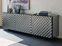 Il pregiato design della credenza, con tutte le superfici a vista specchiate, permette di apprezzare i riflessi che vengono restituiti dall'arredo