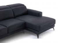 Dettaglio della chaise longue del divano Newport, disponibile in diverse larghezze ma sempre profonda 165 cm