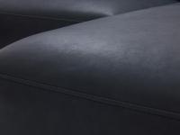 Dettaglio della pelle Retrò col.304, uno dei numerosi rivestimenti con i quali è possibile personalizzare il divano Newport