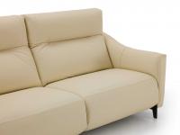 Dettaglio della seduta del divano Prado, con poggiatesta reclinabile e braccioli sagomati