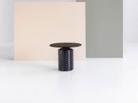 Tavolino Hishi con base in ceramica nera e piano rotondo in vetro bronzato