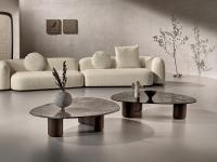 Coppia di tavolini Lotus con gambe in Noce massello e piano in marmo o in vetro cotto