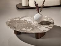 Tavolino basso da salotto Lotus con piano dalla forma sagomata qui proposto in marmo Camouflage