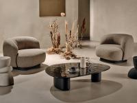 Tavolino sagomato dalla forma organica Lotus con piano in vetro cotto Fumé e gambe asimmetriche in legno massello di frassino Nero Assoluto