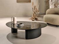 Tavolino fronte divano in legno e vetro Lotus con particolare superficie ondulata e irregolare