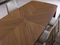 Particolare del piano in legno essenza del tavolo Nelia, con l'impiallaccio di noce disposto in modo da formare una caratteristica venatura incrociata