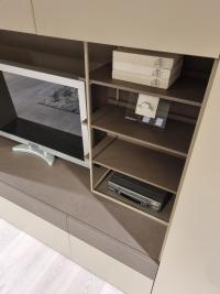 Libreria per vano porta tv con telaio in metallo verniciato Juta e ripiani in Nobilitato Materico Concrete Bronzo