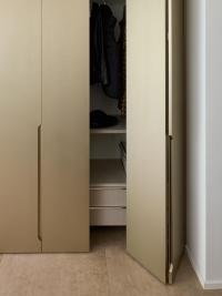 Details of the opening of the floor-to-ceiling doors of the built-in wardrobe