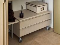 Chest of drawers with 2 drawers and wheels, placed in the entryway niche