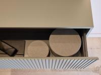 Large and deep drawer, equipped with a closing system with cushioned runners