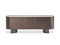 The curved shapes of the sides of the sideboard are harmoniously reflected in the feet