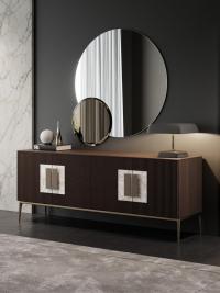 L'eleganza della credenza Window con piedini inclinati in metallo verniciato champagne abbinati alle ante in legno massello cannettato rovere moro termocotto