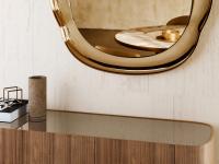 Detail of the taupe painted glass top combined with the canaletto walnut structure.