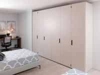 Lacquered wardrobe with folding doors Driver Wide outlet closed, with compass hinges in Moka Shine finish