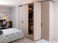 The folding doors of the Driver Wide outlet wardrobe open onto a large central module