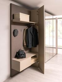 Wide 01 outlet: two-coloured entrance cabinet with matching open elements and contrasting back panel