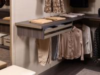 Pull-out accessories: trouser rack with top tray