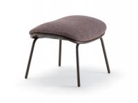 Pouf disponibile come optional della poltrona minimal con gambe alte in metallo Athena