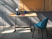 The design recalls the lines of the typical 'working table' of a designer or architect