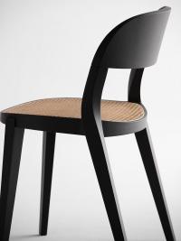 Detail of the sinuous lines of the chair given by the tilting and twisting of the rear legs that become the ntural continuation of the curved backrest in a single continuous profile