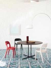 Coloured Minima wooden chairs, combined with the Graphic round dining table