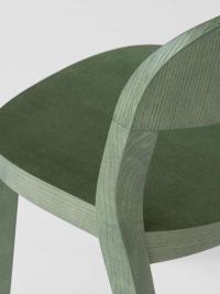 Detail of the structure of the Minima chair in stained ash with visible grain, here in the colour Olive Green