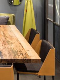 Set of chairs Sangay with fabric seat around a solid wood table in a meeting room