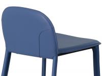 The backrest is characterised by an upper belting leather layer, shaped and well-defined by the stitching 