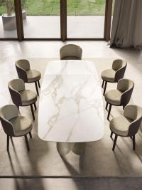 Akeyo shaped ceramic top table combined with a set of Piper chairs