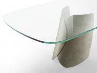 Akeyo table with shaped glass top where the special design of the base can be appreciated