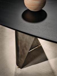 Detail of the ash wood top with solid wood edge and the brass feet of the metal legs