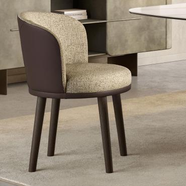 Poltroncina bicolore con gambe in legno Piper